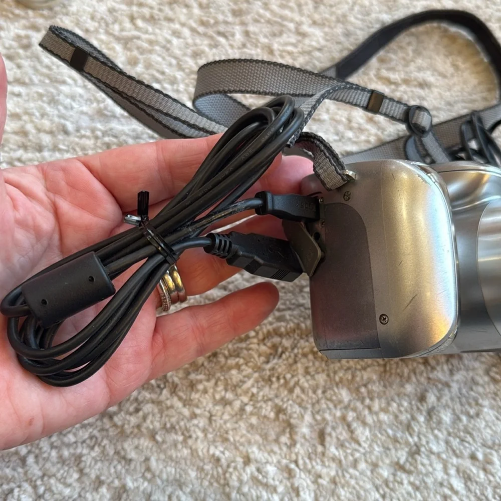 Vintage Kodak EasyShare Z612MP Zoom Digital Camera with/ Accessories